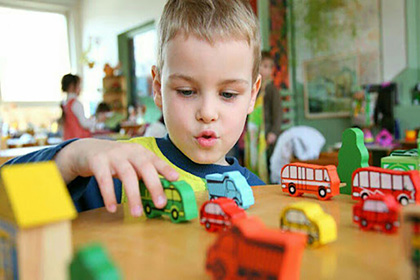بازی درمانی را می‌توان یکی از روش‌های درمانی برای رفع برخی از اختلالات در کودکان دانست.