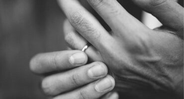 تصویری از درآوردن حلقه ازدواج توسط مرد