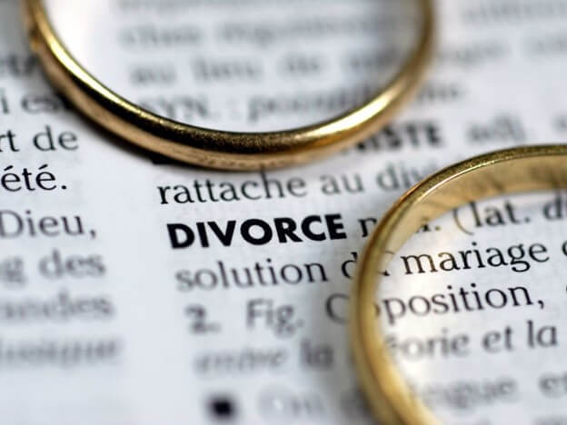 تصویری از کلمه طلاق به همراه حلقه‌های ازدواج