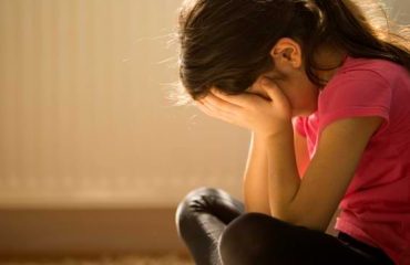چگونه بفهمیم فرزندمان افسرده است؟ ۱۲ نشانه هشدار والدین