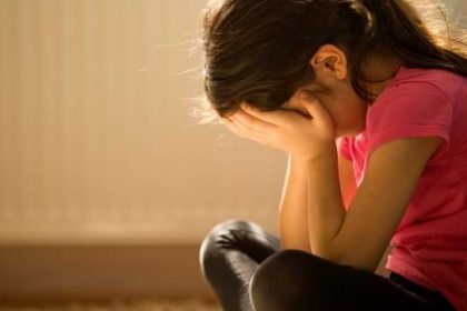 چگونه بفهمیم فرزندمان افسرده است؟ ۱۲ نشانه هشدار والدین