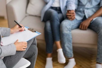 ۱۰ تکنیک ساده سکس تراپی برای بهبود صمیمیت زناشویی در خانه
