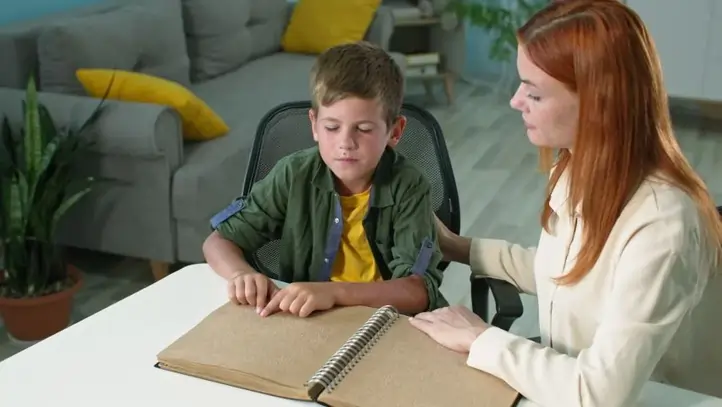 کودکان نابینا و تربیت: راهنمای کامل والدین برای پرورش فرزند نابینا