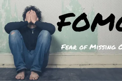 سندرم فومو (FOMO): چرا همیشه احساس می‌کنید چیزی را از دست می‌دهید؟