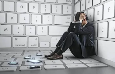 Loneliness-in-the-digital-age پارادوکس تنهایی مدرن: چرا با ۱۰۰۰ فالوور احساس تنهایی میکنید؟