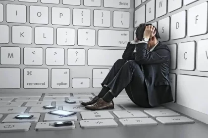 پارادوکس تنهایی مدرن: چرا با ۱۰۰۰ فالوور احساس تنهایی می‌کنید؟