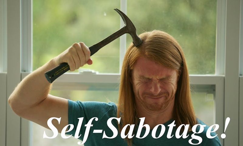 خود تخریبی روانشناسی - چرا قبل از موفقیت همهچیز را خراب میکنیم؟